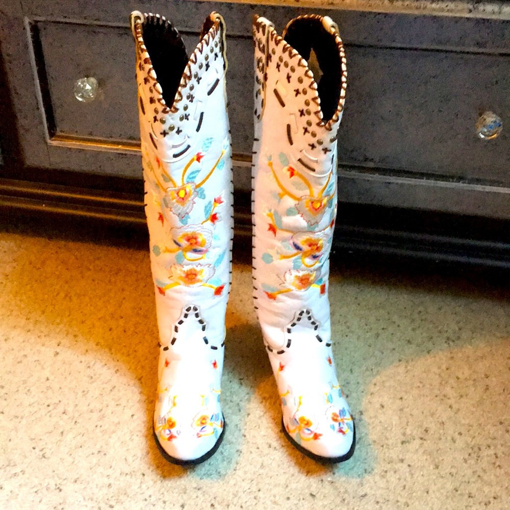 White Cowgirl Boots with embroidery